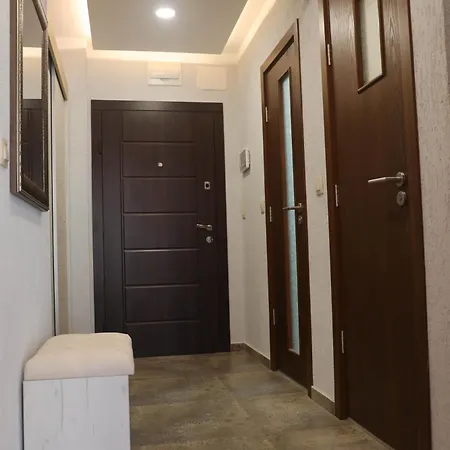 With Free Parking By Apartmax *