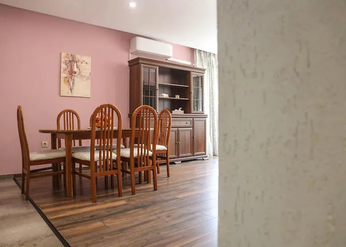 With Free Parking By Apartmax *