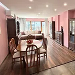 With Free Parking By Apartmax *