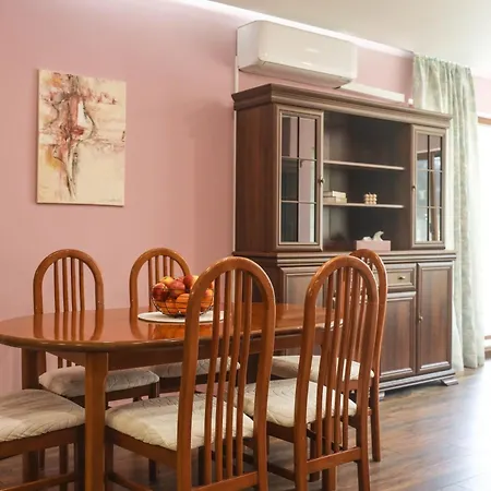 With Free Parking By Apartmax *